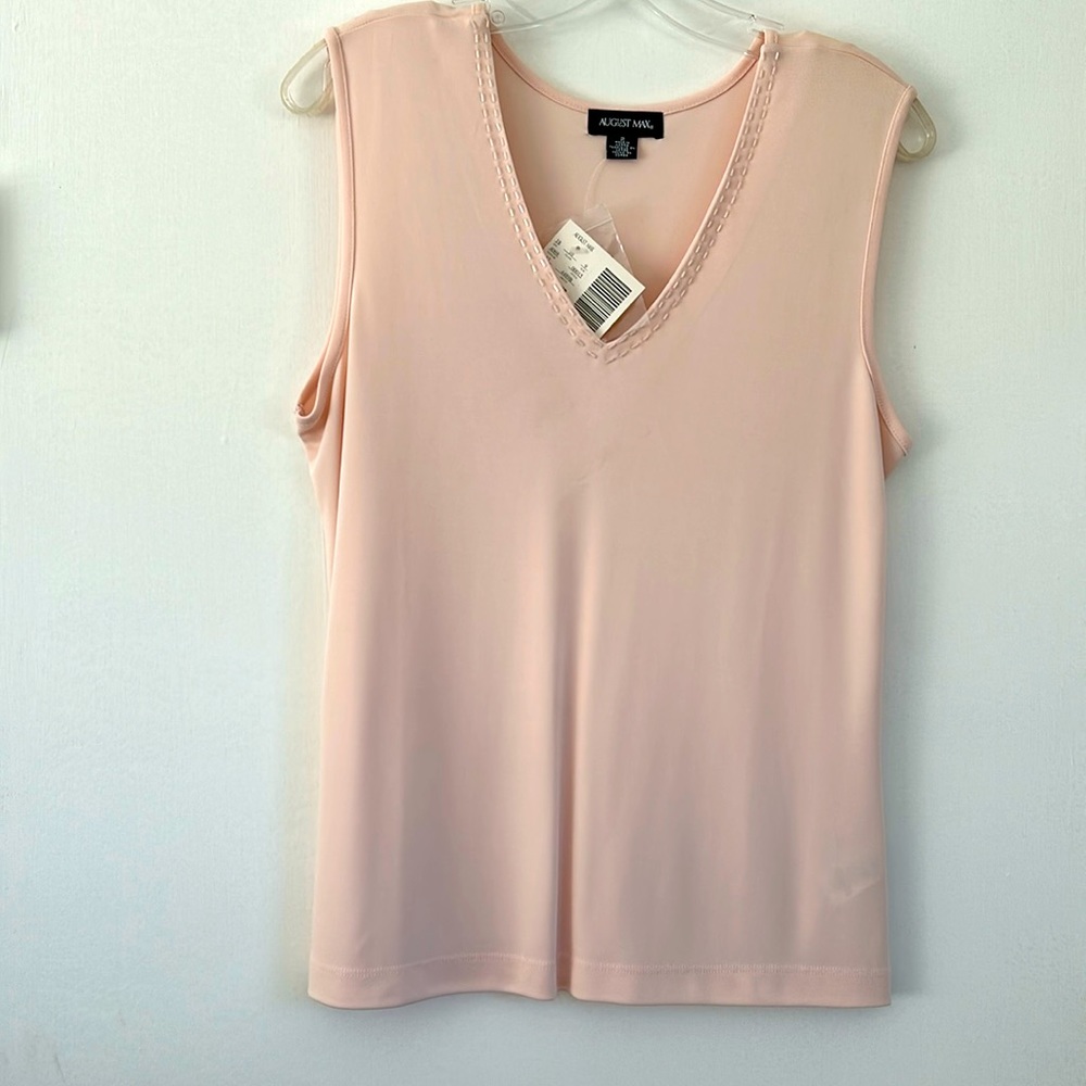 NWT August Max v-neck top, size Medium
